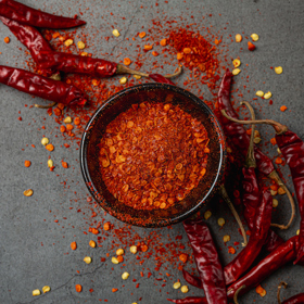 Pálivé koření jako je chilli, zázvor nebo kari může dočasně zrychlit metabolismus díky látkám jako je kapsaicin, gingerol a kurkumin, které zvyšují tělesnou teplotu a spalování kalorií. Ačkoliv je tento efekt zanedbatelný, pomáhá s trávením a podporuje pocit sytosti. Pro významné zrychlení metabolismu je však nutné kombinovat ho s vyváženou stravou a pohybem. 
