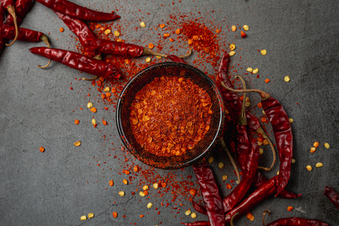 Pálivé koření jako je chilli, zázvor nebo kari může dočasně zrychlit metabolismus díky látkám jako je kapsaicin, gingerol a kurkumin, které zvyšují tělesnou teplotu a spalování kalorií. Ačkoliv je tento efekt zanedbatelný, pomáhá s trávením a podporuje pocit sytosti. Pro významné zrychlení metabolismu je však nutné kombinovat ho s vyváženou stravou a pohybem.
Pálivé koření jako je chilli, zázvor nebo kari může dočasně zrychlit metabolismus díky látkám jako je kapsaicin, gingerol a kurkumin, které zvyšují tělesnou teplotu a spalování kalorií. Ačkoliv je tento efekt zanedbatelný, pomáhá s trávením a podporuje pocit sytosti. Pro významné zrychlení metabolismu je však nutné kombinovat ho s vyváženou stravou a pohybem.