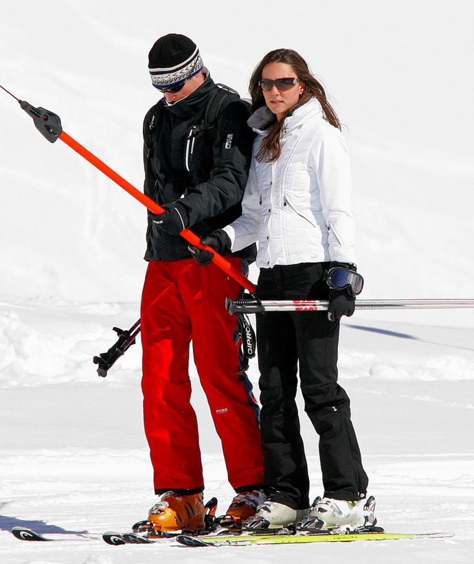 Říkal někdo, že se nemá dvakrát vstupovat do stejné řeky? Kate s Williamem to v roce 2008 udělali a zdá se, že šlo o nejlepší rozhodnutí jejich života! Už v březnu 2008 si pár užíval lyžování ve švýcarských Alpách, a následně byla Kate představena královně Alžbětě II.
