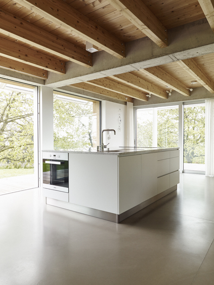 Nejdříve si přáli zrekonstruovat starý dům. Architekti jim ale navrhli, že nový projekt bude levnější a bez jakýchkoli kompromisů. S odvahou se tedy pustili do neznáma a dnes rozhodně nelitují.
