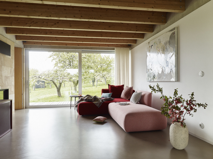 Nejdříve si přáli zrekonstruovat starý dům. Architekti jim ale navrhli, že nový projekt bude levnější a bez jakýchkoli kompromisů. S odvahou se tedy pustili do neznáma a dnes rozhodně nelitují.
