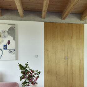 Nejdříve si přáli zrekonstruovat starý dům. Architekti jim ale navrhli, že nový projekt bude levnější a bez jakýchkoli kompromisů. S odvahou se tedy pustili do neznáma a dnes rozhodně nelitují.
Nejdříve si přáli zrekonstruovat starý dům. Architekti jim ale navrhli, že nový projekt bude levnější a bez jakýchkoli kompromisů. S odvahou se tedy pustili do neznáma a dnes rozhodně nelitují.