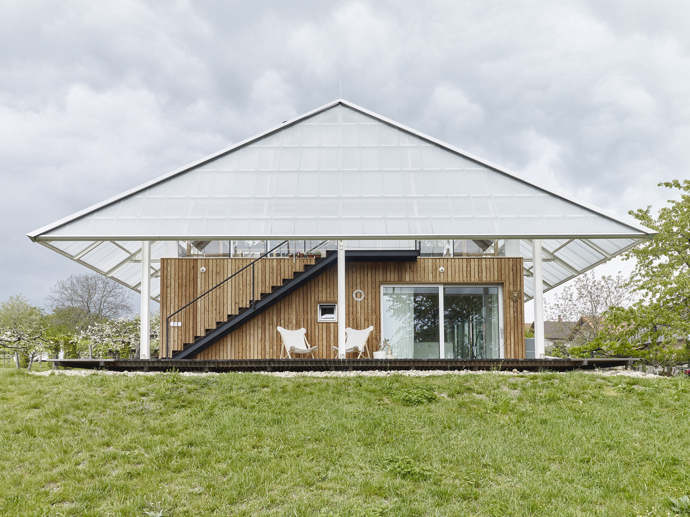 Nejdříve si přáli zrekonstruovat starý dům. Architekti jim ale navrhli, že nový projekt bude levnější a bez jakýchkoli kompromisů. S odvahou se tedy pustili do neznáma a dnes rozhodně nelitují.
