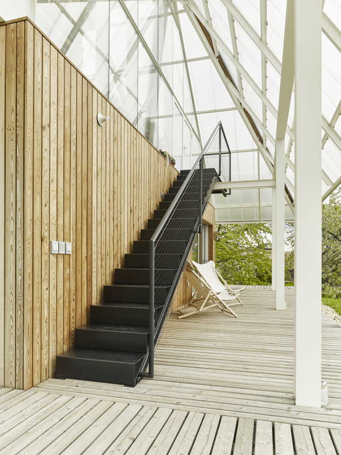 Nejdříve si přáli zrekonstruovat starý dům. Architekti jim ale navrhli, že nový projekt bude levnější a bez jakýchkoli kompromisů. S odvahou se tedy pustili do neznáma a dnes rozhodně nelitují.
