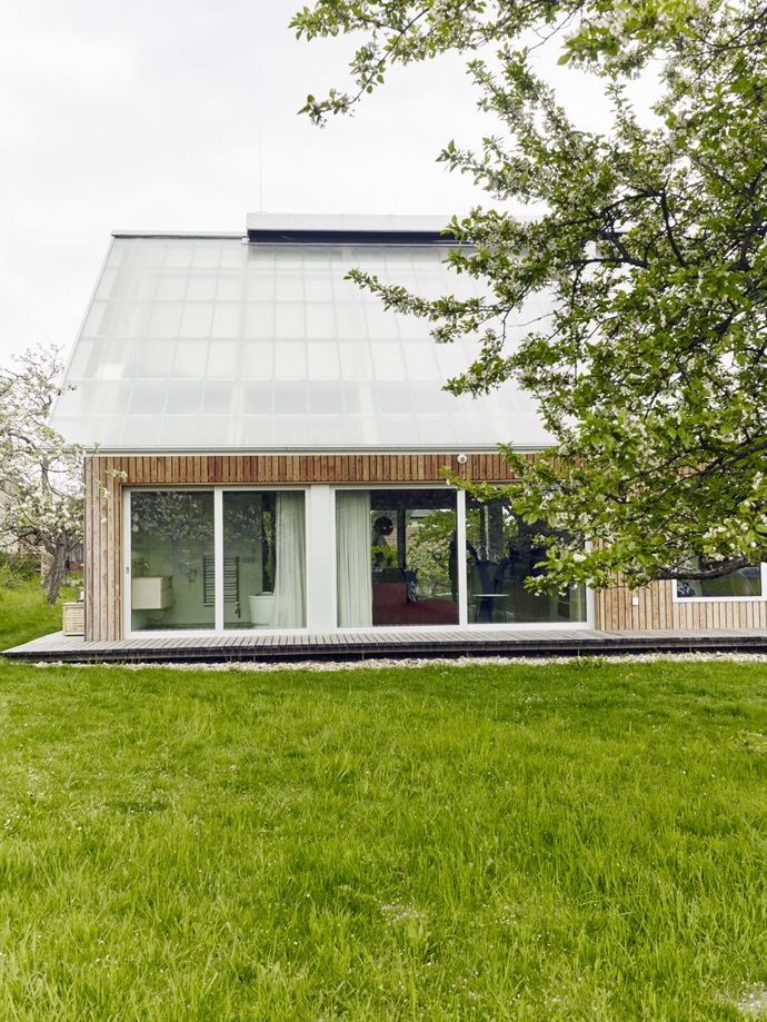 Nejdříve si přáli zrekonstruovat starý dům. Architekti jim ale navrhli, že nový projekt bude levnější a bez jakýchkoli kompromisů. S odvahou se tedy pustili do neznáma a dnes rozhodně nelitují.

