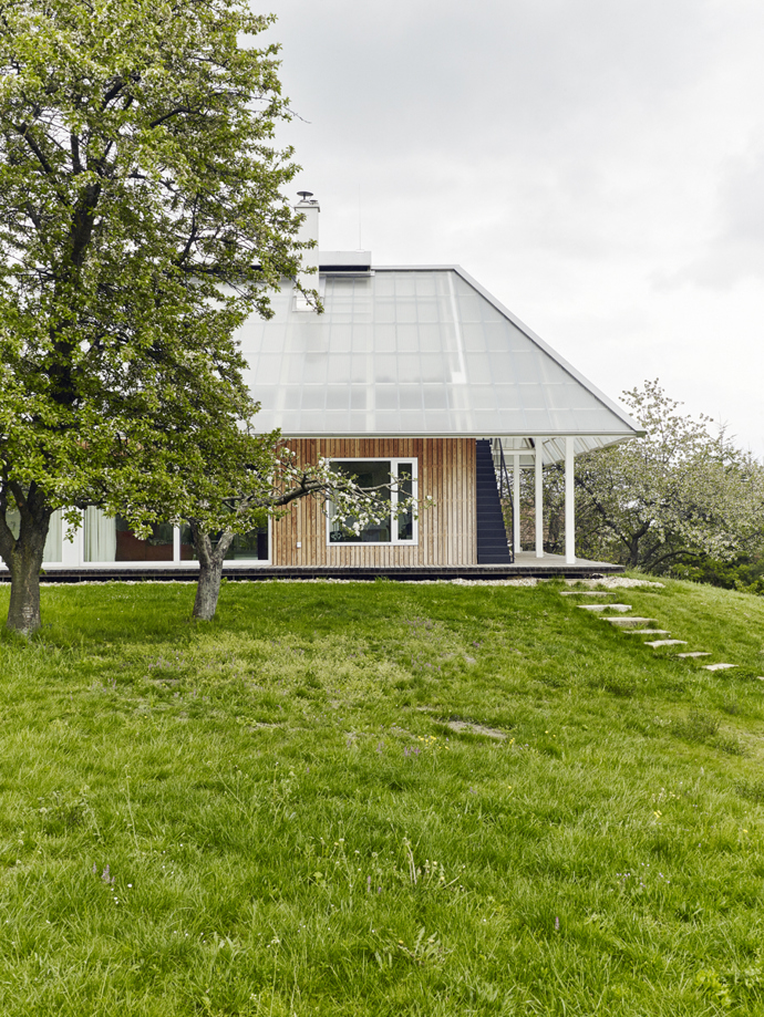 Nejdříve si přáli zrekonstruovat starý dům. Architekti jim ale navrhli, že nový projekt bude levnější a bez jakýchkoli kompromisů. S odvahou se tedy pustili do neznáma a dnes rozhodně nelitují.
