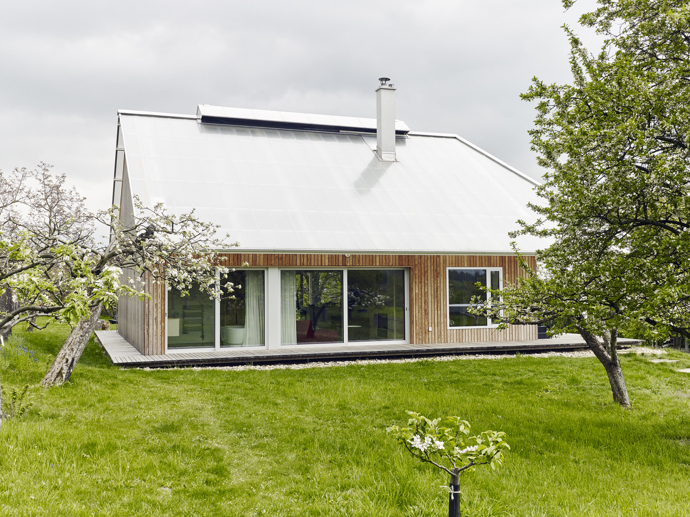 Nejdříve si přáli zrekonstruovat starý dům. Architekti jim ale navrhli, že nový projekt bude levnější a bez jakýchkoli kompromisů. S odvahou se tedy pustili do neznáma a dnes rozhodně nelitují.
