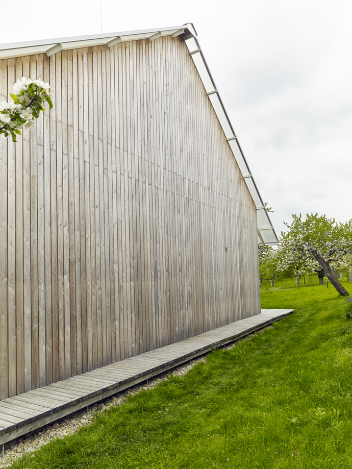 Nejdříve si přáli zrekonstruovat starý dům. Architekti jim ale navrhli, že nový projekt bude levnější a bez jakýchkoli kompromisů. S odvahou se tedy pustili do neznáma a dnes rozhodně nelitují.
