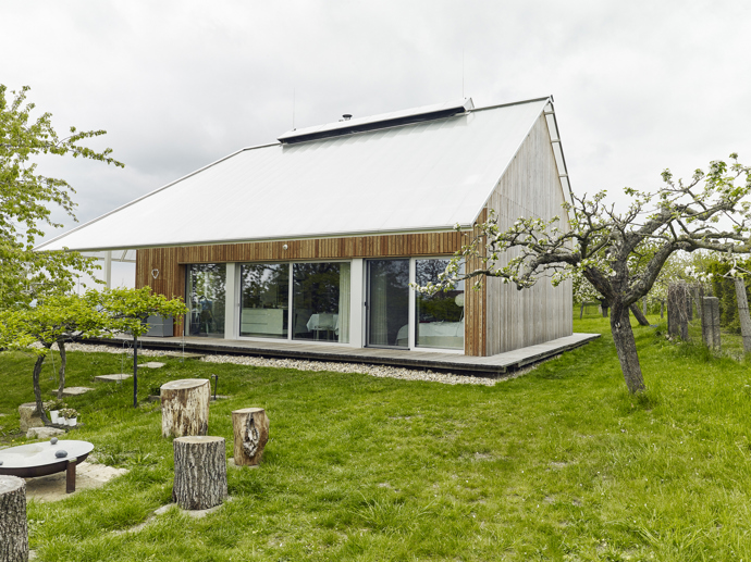 Nejdříve si přáli zrekonstruovat starý dům. Architekti jim ale navrhli, že nový projekt bude levnější a bez jakýchkoli kompromisů. S odvahou se tedy pustili do neznáma a dnes rozhodně nelitují.
