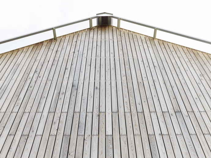 Nejdříve si přáli zrekonstruovat starý dům. Architekti jim ale navrhli, že nový projekt bude levnější a bez jakýchkoli kompromisů. S odvahou se tedy pustili do neznáma a dnes rozhodně nelitují.
