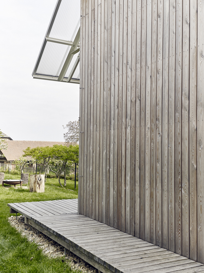Nejdříve si přáli zrekonstruovat starý dům. Architekti jim ale navrhli, že nový projekt bude levnější a bez jakýchkoli kompromisů. S odvahou se tedy pustili do neznáma a dnes rozhodně nelitují.

