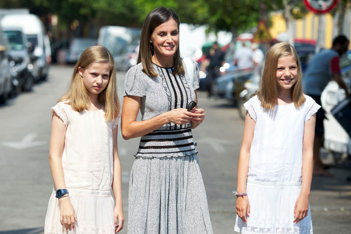 Španělské princezny v doprovodu své stylové maminky.
Španělské princezny v doprovodu své stylové maminky.