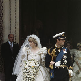 Princezna Diana se během své svatby zaměřila na Camillu
Pokud byste si pustili záznam ze svatebního dne princezny Diany a prince Charlese, pak byste spatřili, že Lady Di při odchodu z katedrály sv. Pavla hledá mezi svatebčany svou sokyni v lásce – Camillu Parker Bowles, Charlesovu milenku. Princezna v rozhovoru z roku 1991 uvedla: „Hledala jsem ji. Když jsme vycházeli z kostela, uviděl jsem ji. Její syn Thomas stál na židli. Pamatuji si to, jako to bylo včera.“
Princezna Diana se během své svatby zaměřila na Camillu
Pokud byste si pustili záznam ze svatebního dne princezny Diany a prince Charlese, pak byste spatřili, že Lady Di při odchodu z katedrály sv. Pavla hledá mezi svatebčany svou sokyni v lásce – Camillu Parker Bowles, Charlesovu milenku. Princezna v rozhovoru z roku 1991 uvedla: „Hledala jsem ji. Když jsme vycházeli z kostela, uviděl jsem ji. Její syn Thomas stál na židli. Pamatuji si to, jako to bylo včera.“