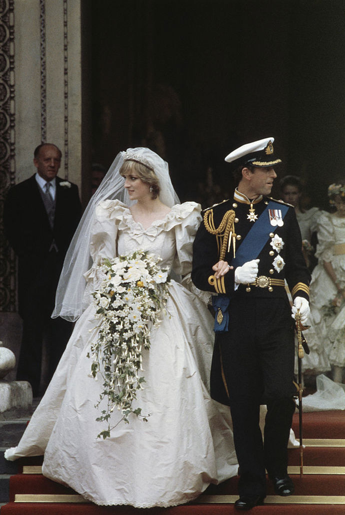 Princezna Diana se během své svatby zaměřila na Camillu 

Pokud byste si pustili záznam ze svatebního dne princezny Diany a prince Charlese, pak byste spatřili, že Lady Di při odchodu z katedrály sv. Pavla hledá mezi svatebčany svou sokyni v lásce – Camillu Parker Bowles, Charlesovu milenku. Princezna v rozhovoru z roku 1991 uvedla: „Hledala jsem ji. Když jsme vycházeli z kostela, uviděl jsem ji. Její syn Thomas stál na židli. Pamatuji si to, jako to bylo včera.“
