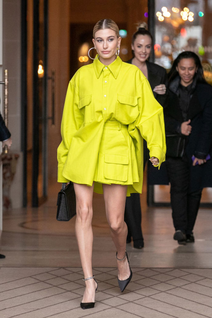 Hailey Bieber zkombinovala neonový komplet s černými doplňky
