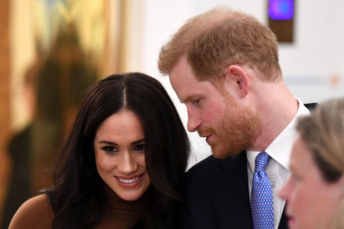 Leden 2020

Začátek ledna 2020 se pro britskou královskou rodinu nenesl ve znamení dobrých zpráv. Princ Harry s manželkou Meghan zveřejnili 8. ledna prohlášení, ve kterém sdělili, že se vzdávají rolí v královské rodině a chtějí dosáhnout finanční samostatnosti. "Máme v úmyslu vzdát se role předních členů královské rodiny a pracovat, abychom se stali finančně nezávislými, zatímco budeme nadále plně podporovat Její Veličenstvo královnu," uvedli Harry a Meghan v příspěvku na Instagramu. 
