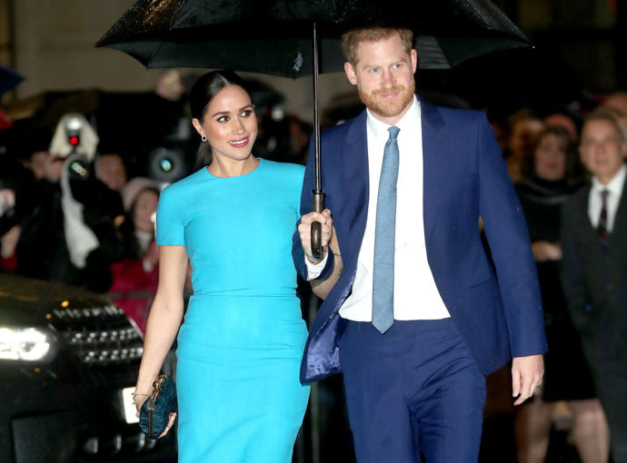 Červen 2020

Po tzv. „megxitu“ bylo jasné, že Meghan s Harrym nebudou žít ve Velké Británii, nýbrž za oceánem. V červnu 2020 si pár pořídil luxusní rezidenci v Montecitu, poblíž Santa Barbary. Dechberoucí nemovitost se rozkládá na více než 1350 metrech čtverečních a nechybí v ní devět ložnic, šestnáct koupelen, soukromé kino, spa, vinotéka, posilovna nebo herna. Rodina si bezesporu užije i přilehlou zahradu, na které se nachází plavecký bazén či tenisový kurt. S novým bydlištěm je pravděpodobně spokojen i malý Archie, neboť zahradě dominuje velké dětské hřiště.

