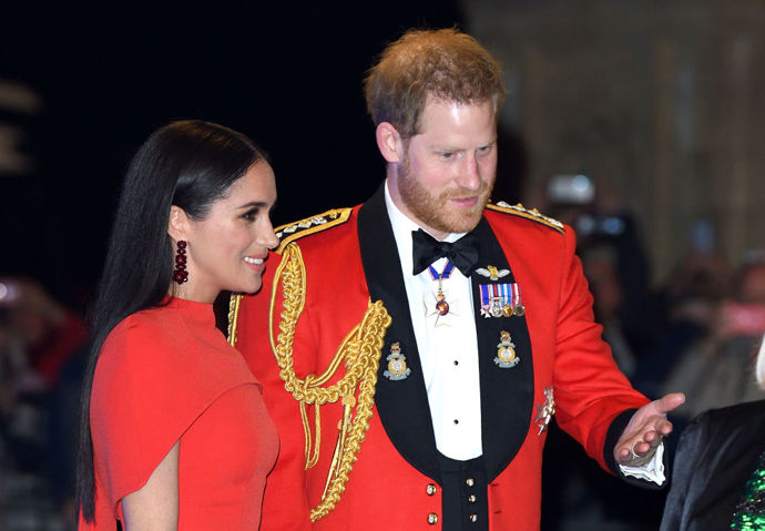Listopad 2020

Veřejně promluvit o ztrátě dítěte není jednoduché, přesto Meghan Markle v listopadu oznámila, že v červenci roku 2020 přišla o miminko. „Ten den začal jako každý jiný. Udělala jsem snídani, nakrmila psy, vzala si vitaminy a našla chybějící ponožku. Ještě jsem se ohnula pro pastelku, která se zakutálela pod stůl, a šla vyzvednout syna z postýlky. Při přebalování jsem ucítila ostrou křeč v břiše a s Archiem v náručí jsem upadla na zem,” napsala Meghan v článku pro New York Times.
