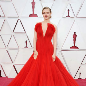 Amanda Seyfried v červené róbě od Valentino. 
