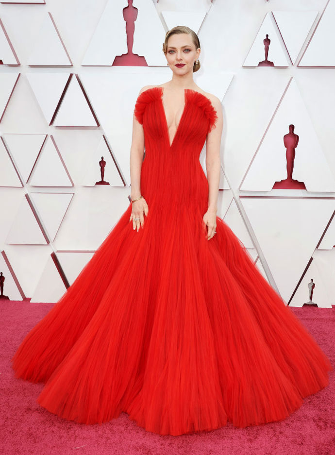 Amanda Seyfried v červené róbě od Valentino.
Amanda Seyfried v červené róbě od Valentino.