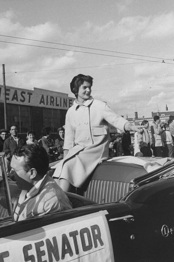 Jackie je díky svému nadčasovému stylu stále považována za módní ikonu. Ne vždy tomu tak bylo, během prezidentské kampaně v roce 1960 byla kritizována za to, že nosí drahé francouzské značky.
