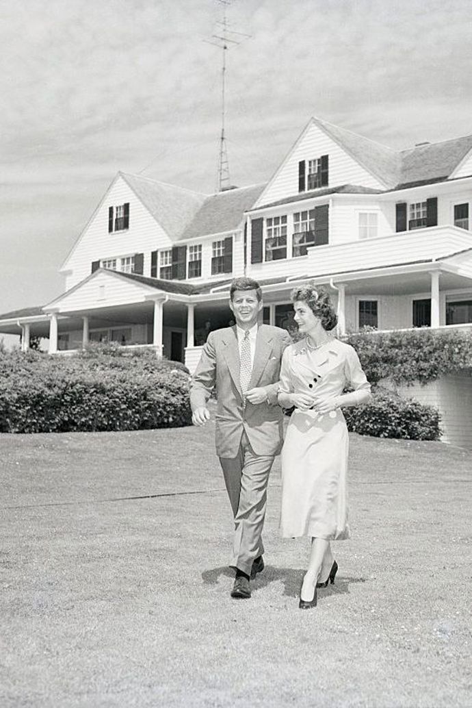 Zásnubní prsten Van Cleef & Arpels se pyšnil 2,88-karátovým diamantem a 2,84karátovým smaragdem.
