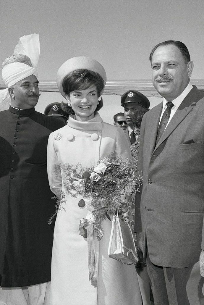 Pákistánský prezident Muhammad Ayub Khan Jackie daroval koně jménem Sardar.
