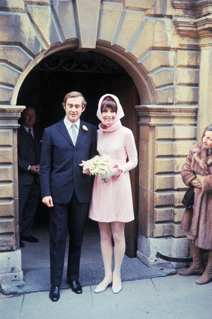 Audrey Hepburn v netradičních svatebních šatech, které zbožňujeme!
Audrey Hepburn v netradičních svatebních šatech, které zbožňujeme!