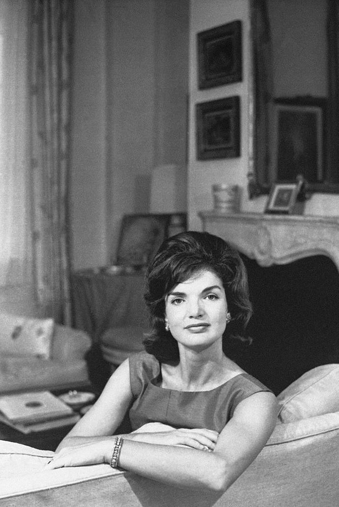 V nakladatelství Doubleday pracovala Jackie mimo jiné na autobiografii Michaela Jacksona s názvem Moonwalk.
