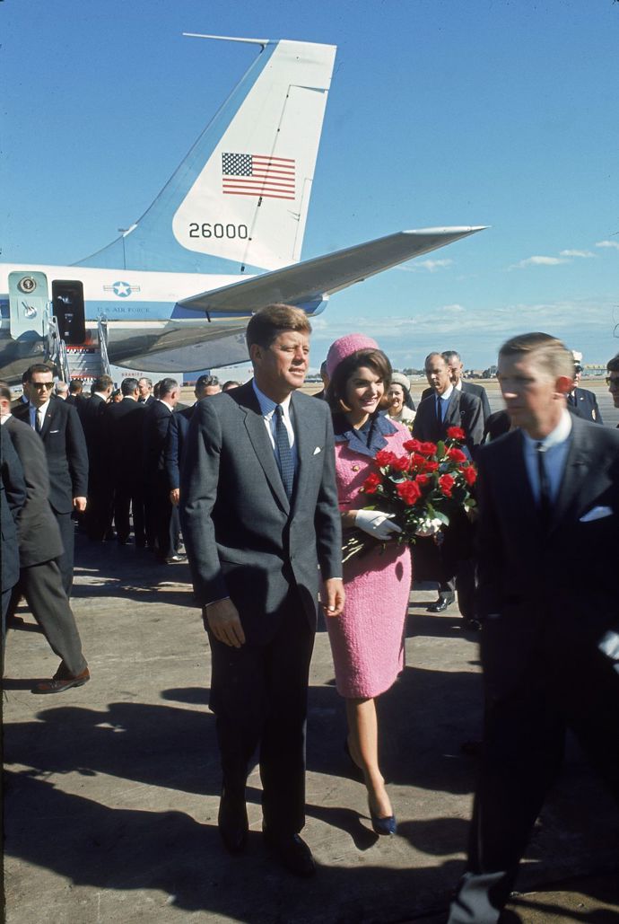 Jackie si odmítla převléknout růžový kostýmek, který měla na sobě v den atentátu na JFK. Byl stále potřísněný krví jejího manžela, když se v něm ukázala na inauguraci Lyndona B. Johnsona. Svým outfitem údajně chtěla říct „Ať vidí, co způsobili.“
