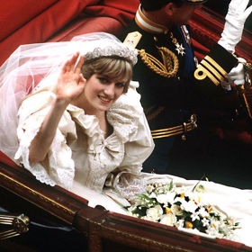 Princezna Diana řekla Charlesovo špatné jméno
Do svatebního slibu princezny Diany se vloudila nepříjemná chybka. Během obřadu princezna pronesla: „Vezmu si tě Philipe, Charlesi, Arthure, Georgi.“ Záměně křestního a prostředního jména v té chvíli přihlíželo 750 milionů diváků z celého světa, a tak tušíme, že Diana chyby velmi litovala.
Princezna Diana řekla Charlesovo špatné jméno
Do svatebního slibu princezny Diany se vloudila nepříjemná chybka. Během obřadu princezna pronesla: „Vezmu si tě Philipe, Charlesi, Arthure, Georgi.“ Záměně křestního a prostředního jména v té chvíli přihlíželo 750 milionů diváků z celého světa, a tak tušíme, že Diana chyby velmi litovala.