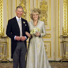 Královna Alžběta II. nedorazila na svatbu prince Charlese
Není žádným tajemstvím, že princ Charles se krátce po rozvodu s princeznou Dianou začal opět vídat s Camillou Parker-Bowles. Pravdou ale zůstává, že zásnuby pár oznámil až v únoru 2005, a následná svatba se uskutečnila o dva měsíce později, tedy v dubnu. Pro mnohé bylo překvapením, že mezi svatebčany chyběla královna Alžběta II. a princ Philip. Královský pár na svatbu syna nedorazil, a namísto toho se účastnil bohoslužby na zámku Windsor. „Hlava anglikánské církve dává přednost svým povinnostem před rodinnými city,“ hlásil The Telegraph.
Královna Alžběta II. nedorazila na svatbu prince Charlese
Není žádným tajemstvím, že princ Charles se krátce po rozvodu s princeznou Dianou začal opět vídat s Camillou Parker-Bowles. Pravdou ale zůstává, že zásnuby pár oznámil až v únoru 2005, a následná svatba se uskutečnila o dva měsíce později, tedy v dubnu. Pro mnohé bylo překvapením, že mezi svatebčany chyběla královna Alžběta II. a princ Philip. Královský pár na svatbu syna nedorazil, a namísto toho se účastnil bohoslužby na zámku Windsor. „Hlava anglikánské církve dává přednost svým povinnostem před rodinnými city,“ hlásil The Telegraph.