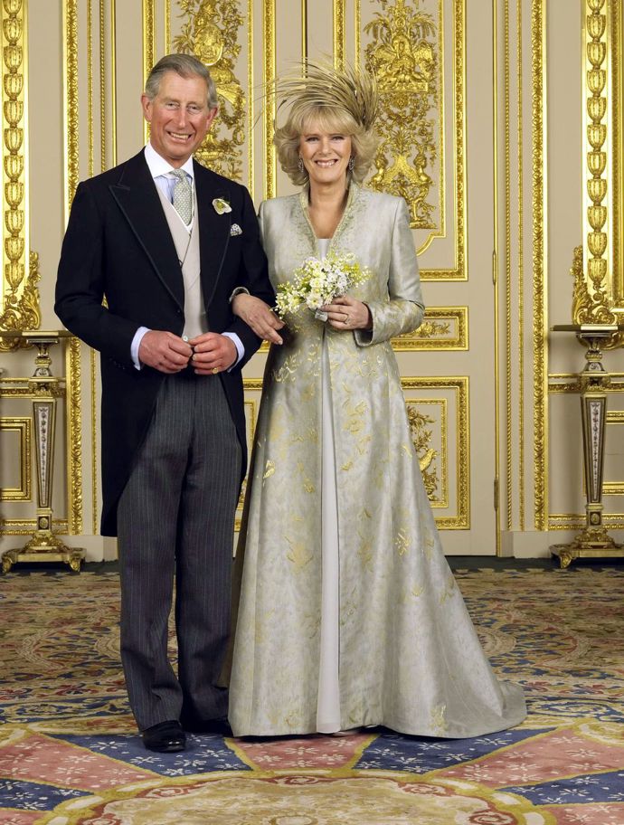 Královna Alžběta II. nedorazila na svatbu prince Charlese

Není žádným tajemstvím, že princ Charles se krátce po rozvodu s princeznou Dianou začal opět vídat s Camillou Parker-Bowles. Pravdou ale zůstává, že zásnuby pár oznámil až v únoru 2005, a následná svatba se uskutečnila o dva měsíce později, tedy v dubnu. Pro mnohé bylo překvapením, že mezi svatebčany chyběla královna Alžběta II. a princ Philip. Královský pár na svatbu syna nedorazil, a namísto toho se účastnil bohoslužby na zámku Windsor. „Hlava anglikánské církve dává přednost svým povinnostem před rodinnými city,“ hlásil The Telegraph. 
