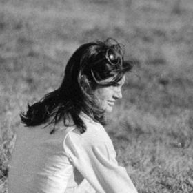 Přestože její jméno za svobodna bylo francouzské, Jackie je francouzka jen z jedné osminy.
Přestože její jméno za svobodna bylo francouzské, Jackie je francouzka jen z jedné osminy.