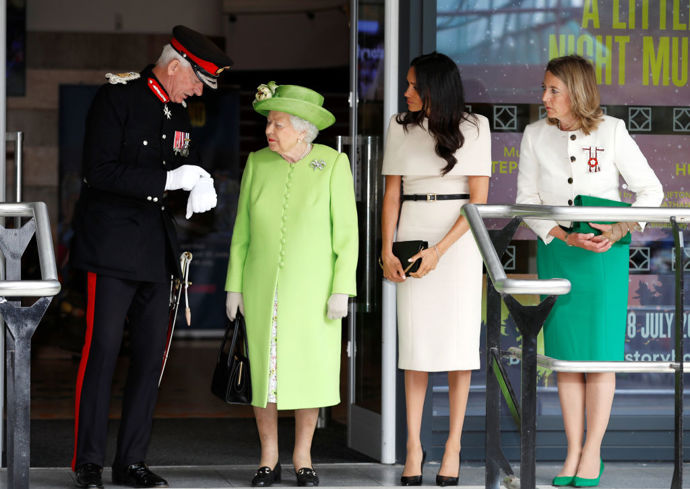 Léto 2018

V létě 2018 si Meghan „odškrtla“ debut v roli vévodkyně ze Sussexu, a to v momentě, kdy ji královna Alžběta II. přizvala na společnou cestu do britského Cheshiru. Nutno dodat, že jet v královském vlaku po boku hlavy státu je nebývalá čest!
