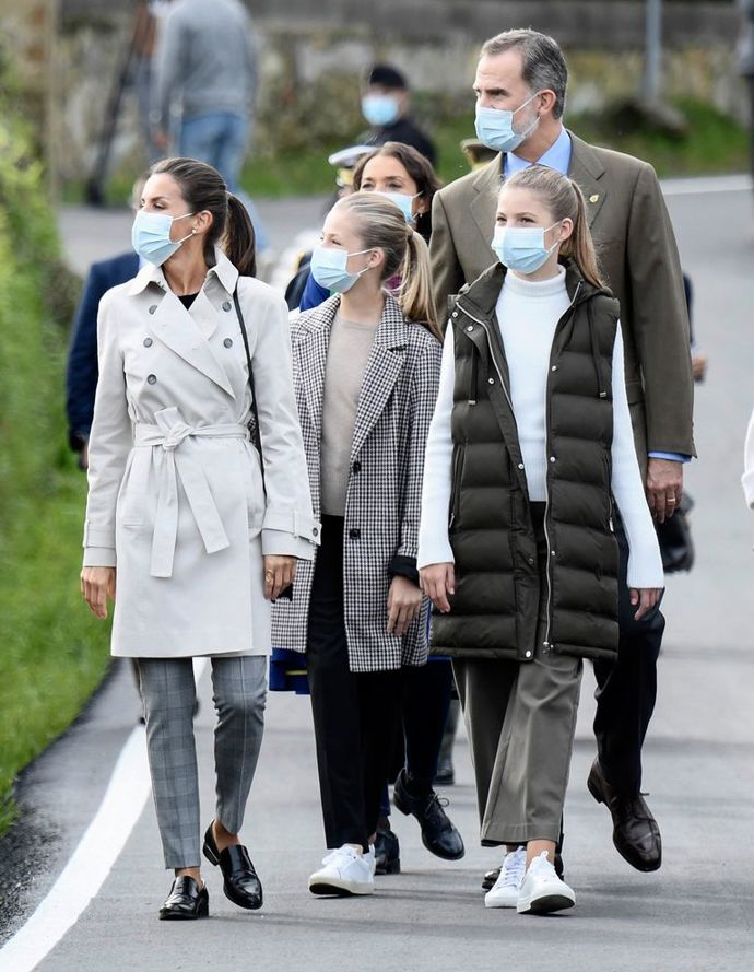 Když se ve Španělsku přihlásí o slovo podzim, Leonor a Sofie obléknou teplé kabáty či dlouhou vestu.
Když se ve Španělsku přihlásí o slovo podzim, Leonor a Sofie obléknou teplé kabáty či dlouhou vestu.
