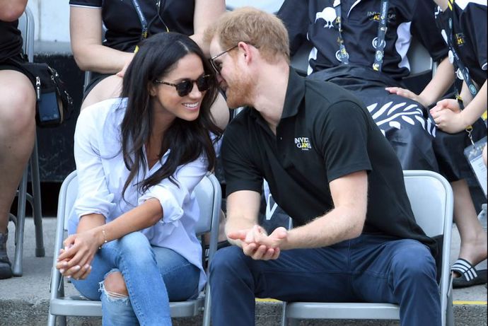 Září 2017

I když princ Harry označil Meghan za svou přítelkyni už v listopadu 2016, poprvé se pár ukázal na veřejné akci až v září 2017, a to během Invictus Games v Torontu. 
