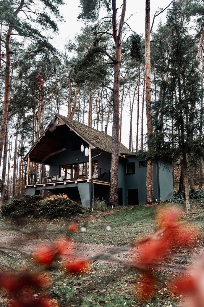 Chatu postavenou někdy v šedesátých letech se mladí manželé rozhodli zrekonstruovat a převléct ji do stylového moderního kabátku. Vytvořili dokonalé místo k odpočinku, kde nic nechybí!
