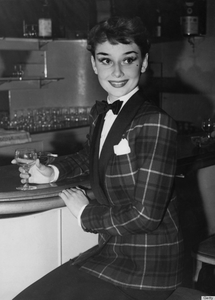 Audrey Hepburn se nebála sáhnout ani po ryze pánském oblečení.
Audrey Hepburn se nebála sáhnout ani po ryze pánském oblečení.