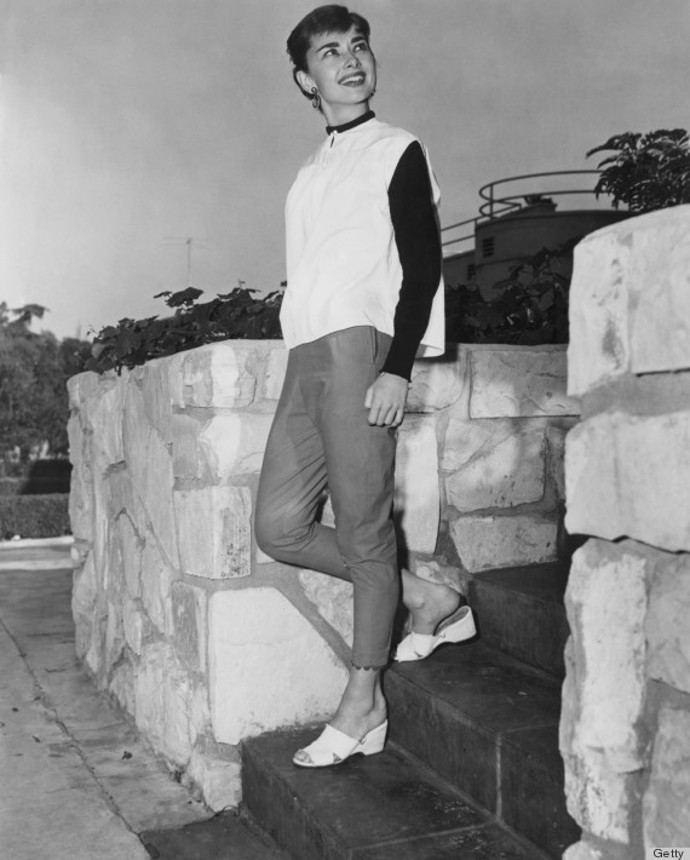 Asi nemusíme zmiňovat, že vestičky jsou opět v kurzu. I to hovoří o nadčasovém vkusu Audrey Hepburn.
Asi nemusíme zmiňovat, že vestičky jsou opět v kurzu. I to hovoří o nadčasovém vkusu Audrey Hepburn.