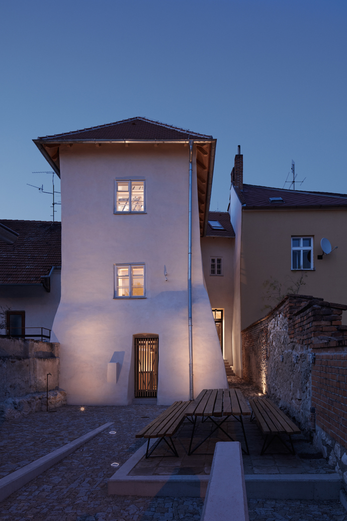 Původně renesanční dům prošel za dobu své existenci desítkami necitlivých oprav, které ho změnily k nepoznání. Architekti ze studia ORA se pokusili všechny provedené chyby napravit.
