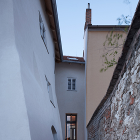 Původně renesanční dům prošel za dobu své existenci desítkami necitlivých oprav, které ho změnily k nepoznání. Architekti ze studia ORA se pokusili všechny provedené chyby napravit.
Původně renesanční dům prošel za dobu své existenci desítkami necitlivých oprav, které ho změnily k nepoznání. Architekti ze studia ORA se pokusili všechny provedené chyby napravit.