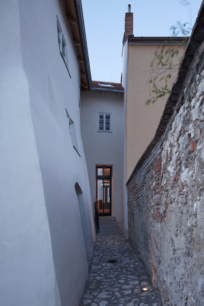 Původně renesanční dům prošel za dobu své existenci desítkami necitlivých oprav, které ho změnily k nepoznání. Architekti ze studia ORA se pokusili všechny provedené chyby napravit.

