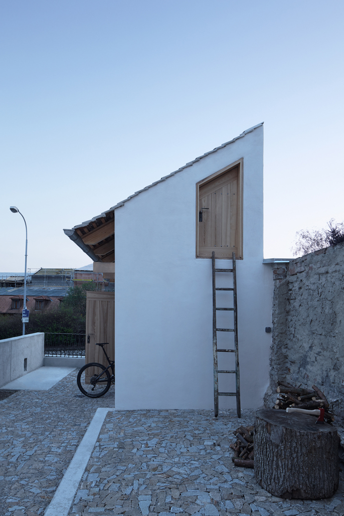 Původně renesanční dům prošel za dobu své existenci desítkami necitlivých oprav, které ho změnily k nepoznání. Architekti ze studia ORA se pokusili všechny provedené chyby napravit.
