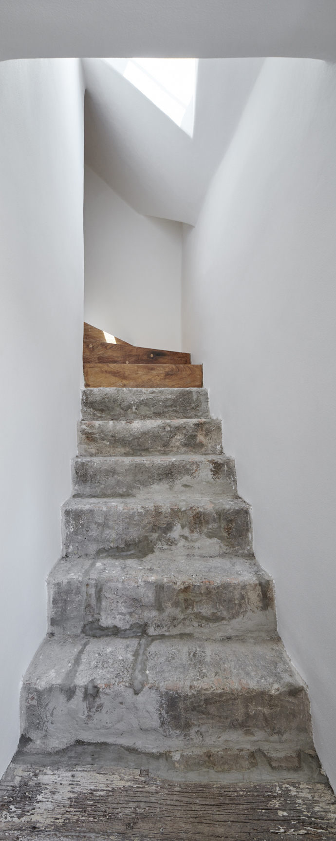 Původně renesanční dům prošel za dobu své existenci desítkami necitlivých oprav, které ho změnily k nepoznání. Architekti ze studia ORA se pokusili všechny provedené chyby napravit.
