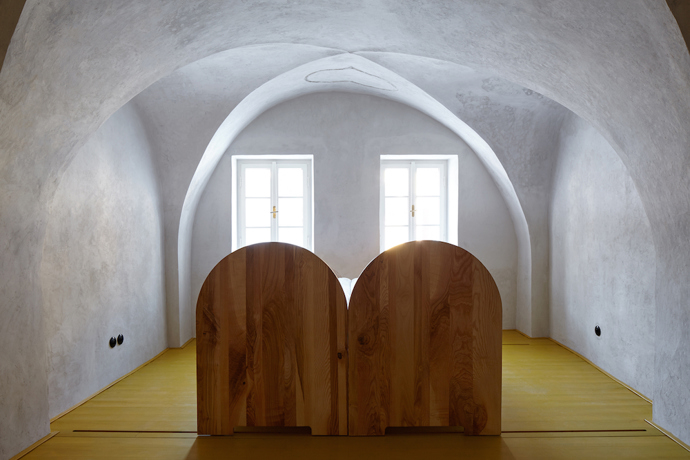 Původně renesanční dům prošel za dobu své existenci desítkami necitlivých oprav, které ho změnily k nepoznání. Architekti ze studia ORA se pokusili všechny provedené chyby napravit.
