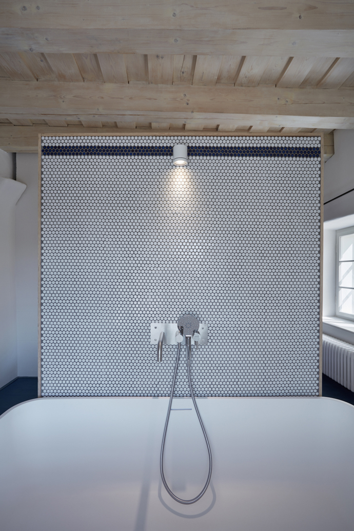 Původně renesanční dům prošel za dobu své existenci desítkami necitlivých oprav, které ho změnily k nepoznání. Architekti ze studia ORA se pokusili všechny provedené chyby napravit.
