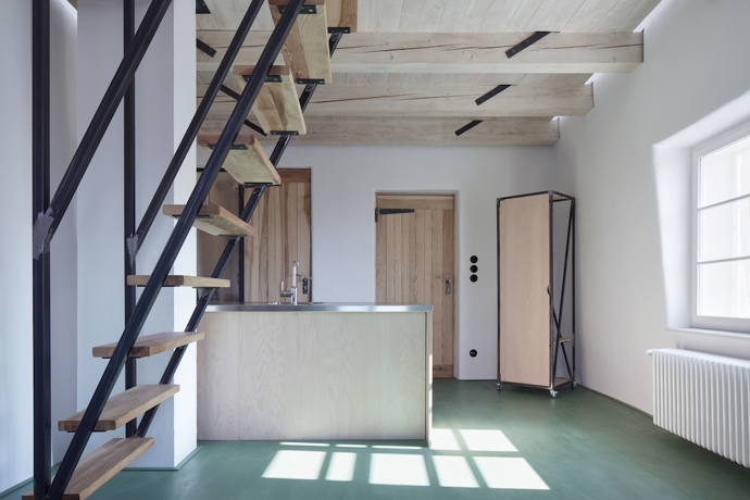 Původně renesanční dům prošel za dobu své existenci desítkami necitlivých oprav, které ho změnily k nepoznání. Architekti ze studia ORA se pokusili všechny provedené chyby napravit.
