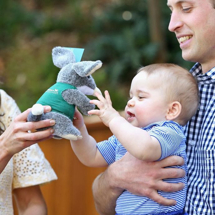 27. Přijímat dary? Ano!
Stejně jako všichni členové královské rodiny, i královské děti musí za každých okolností přijmout dar, který dostanou.
27. Přijímat dary? Ano!
Stejně jako všichni členové královské rodiny, i královské děti musí za každých okolností přijmout dar, který dostanou.