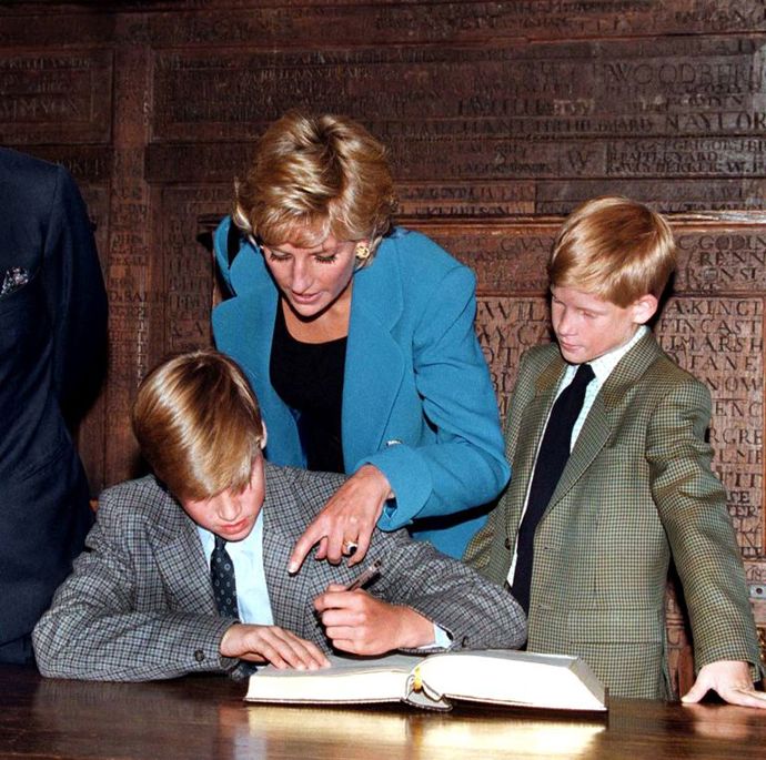 21. Nikde není psáno, jakou střední školu musí navštěvovat
Král Karel III. porušil tradici tím, že své syny poslal na Eton College - jinou školu než je jeho alma mater, Gordonstoun. Máme pocit, že princ William bude následovat svého otce a pošle své děti do školy, která bude nejvhodnější.
21. Nikde není psáno, jakou střední školu musí navštěvovat
Král Karel III. porušil tradici tím, že své syny poslal na Eton College - jinou školu než je jeho alma mater, Gordonstoun. Máme pocit, že princ William bude následovat svého otce a pošle své děti do školy, která bude nejvhodnější.